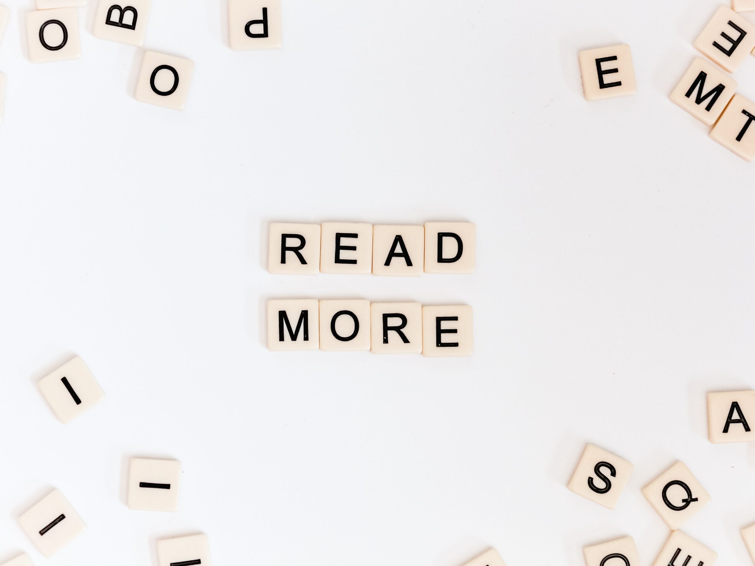 Tessere con lettere "read more"